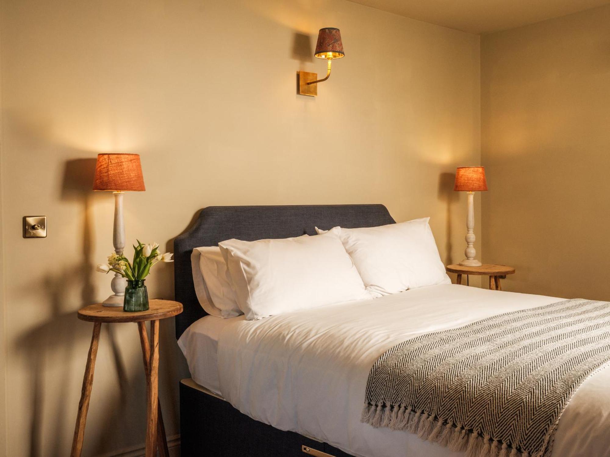 The Bell & Crown Hotel Zeals Room photo