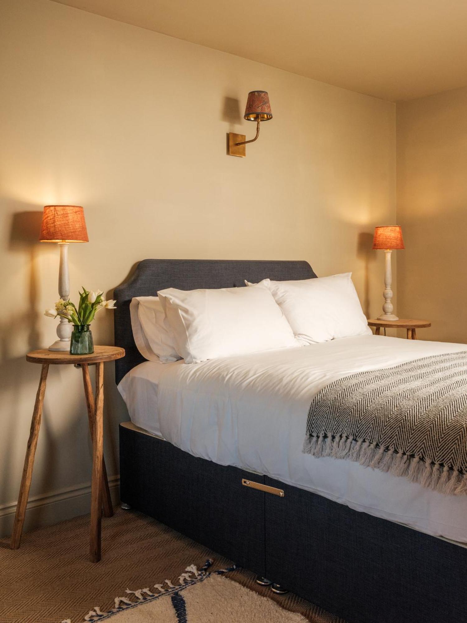The Bell & Crown Hotel Zeals Room photo